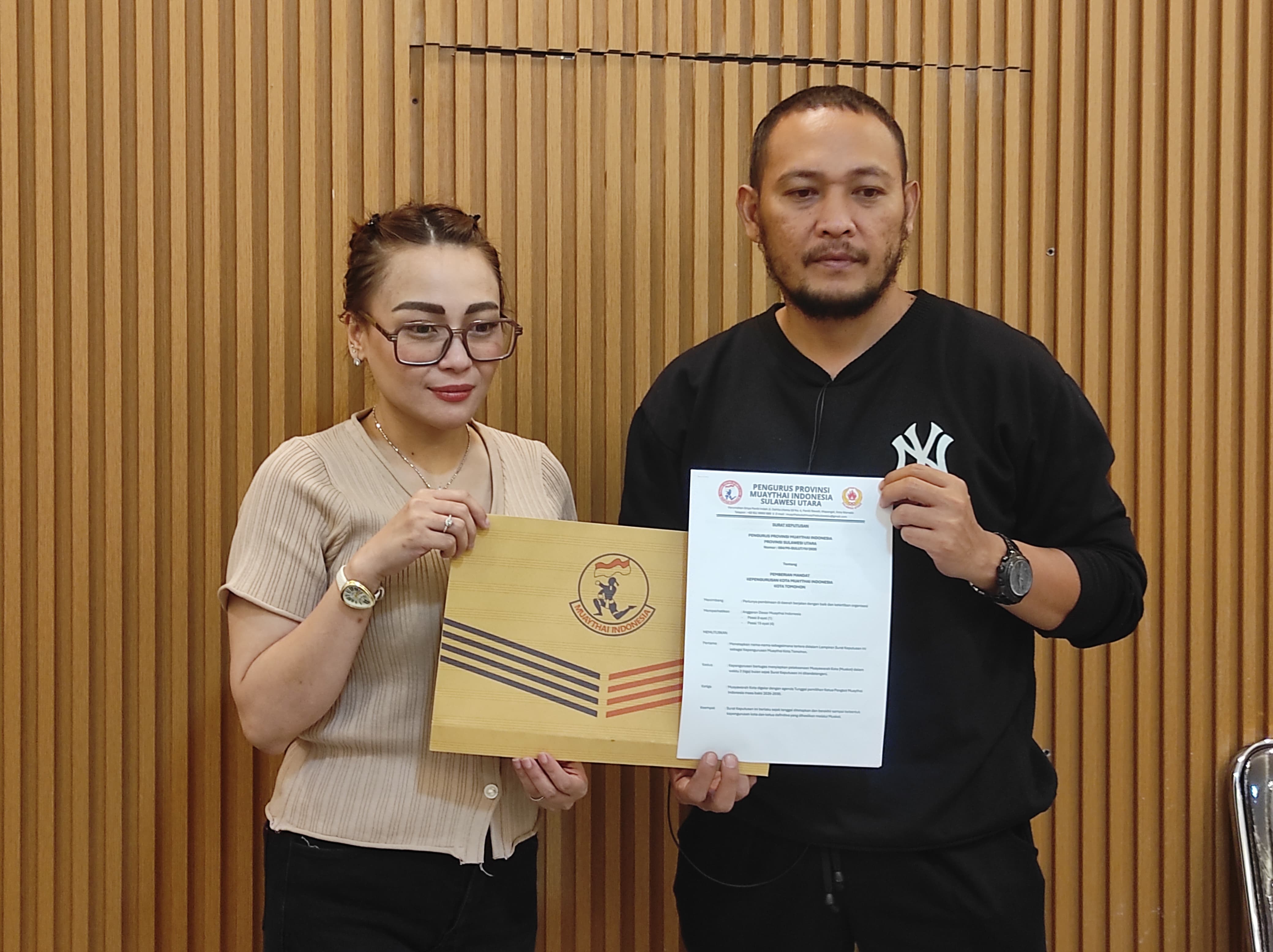 Fischer Mangundap Resmi Pimpin Muay Thai Tomohon